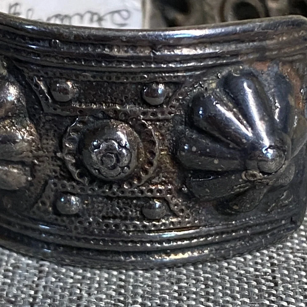 Antique Repousee Silver Bracelet (61.6 grams) - Picture 9 of 14